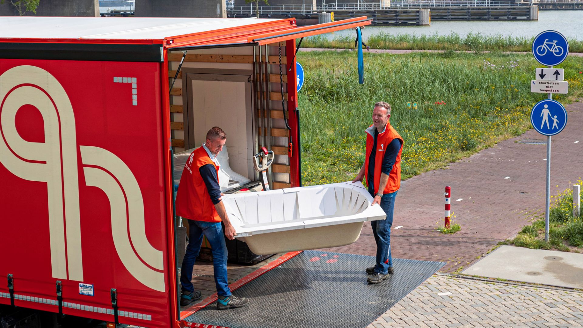 Speciaal vervoer van kwetsbare bouwmaterialen bij Hoekstra Sneek